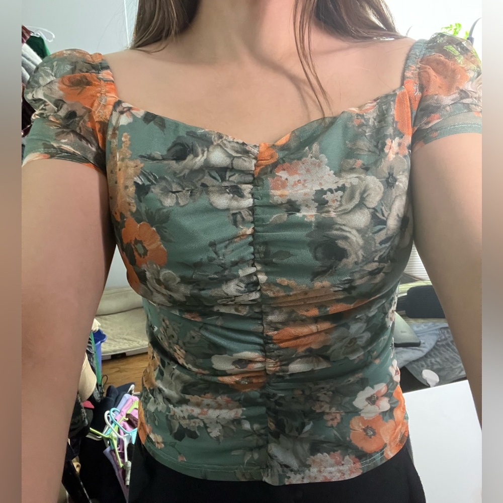 Cropped mesh top